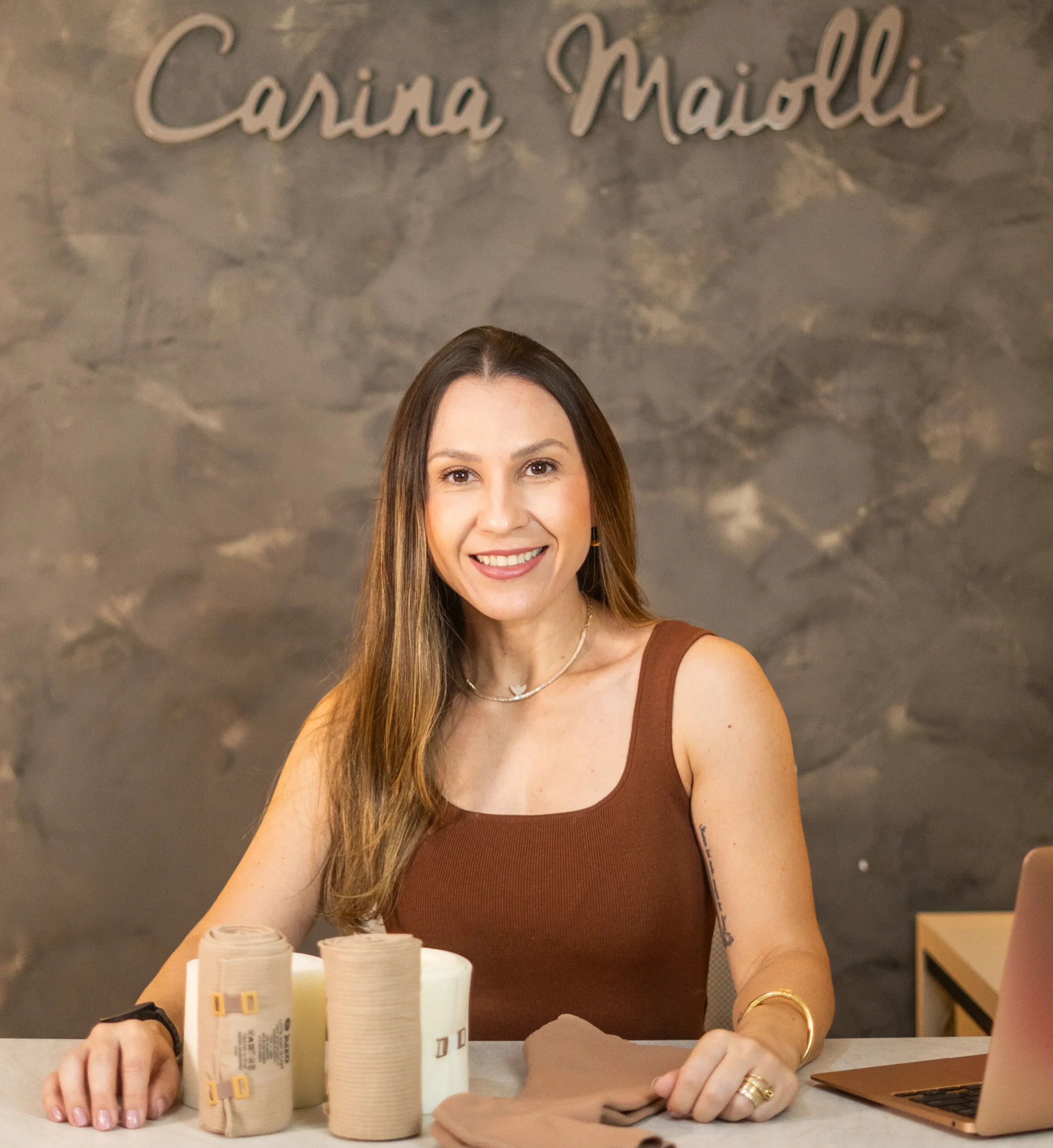 Carina Maiolli estudando o lipedema em atendimento